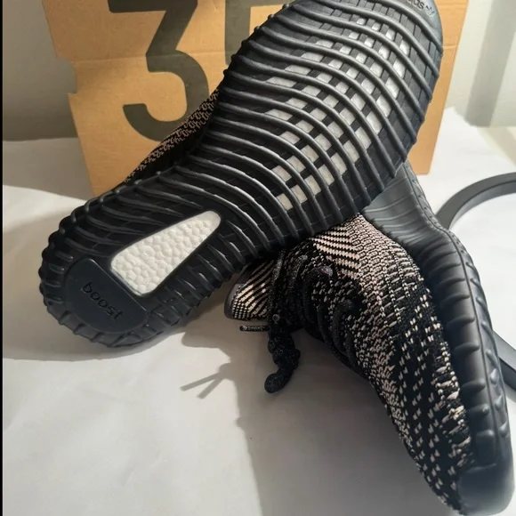 Yeezy Boost 350 V2 Black Red Sneakers with box - Picture 4 of 4